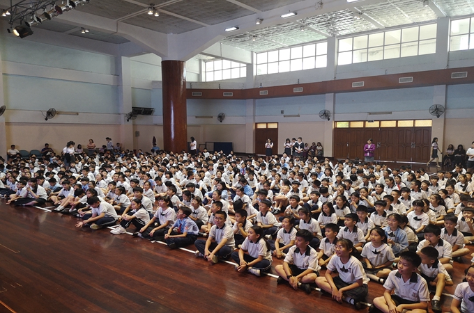 认真听讲的同学们