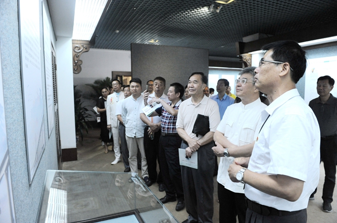 林华煊副馆长引导嘉宾参观展览