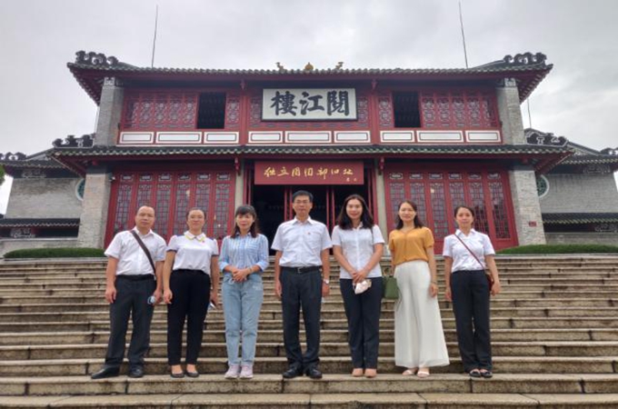肇庆市博物馆、叶挺独立团团部旧址纪念馆党支部书记、馆长贾敏（左三）与本馆党支部书记、副馆长林华煊（左四）等两馆人员在“阅江楼”合影