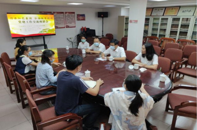 两馆人员开展“传承红色基因 弘扬铁军精神”党建工作交流座谈会