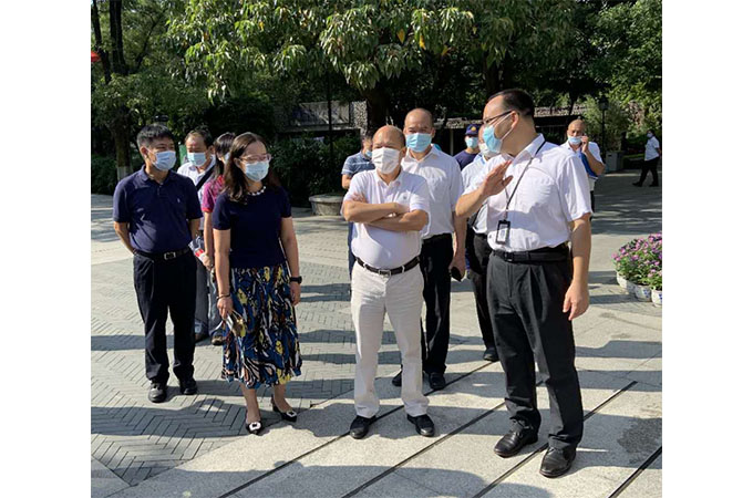 省文化和旅游厅党组成员龙家有（右2）、市文化广电旅游局局长萧亦充（右3）听取黄健敏馆长（右1）作情况介绍。