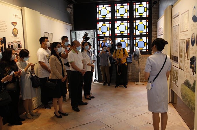 嘉宾参观`仁爱传家——孙中山家风展`