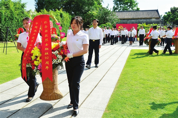 市四套班子领导和杨殷后人出席