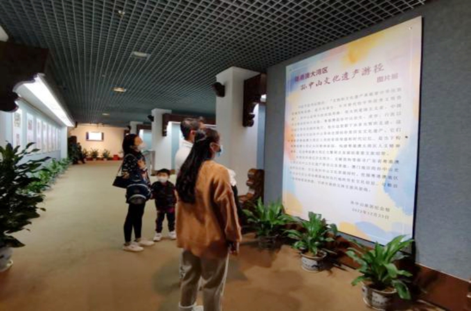 游客参观《粤港澳大湾区孙中山文化遗产游径图片展》