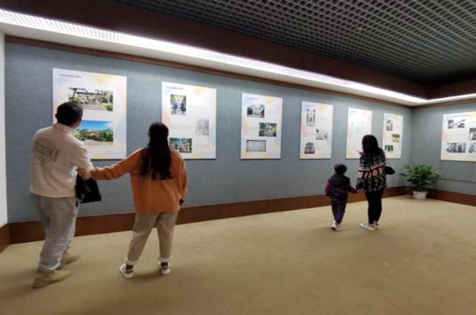 游客参观《粤港澳大湾区孙中山文化遗产游径图片展》