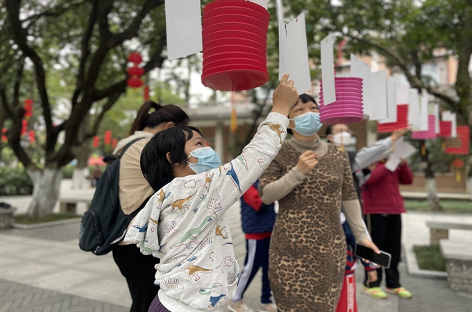 用心参与的男女老少