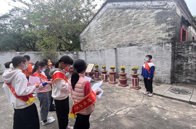 学员在现场学习介绍孙中山故居的特色和故事