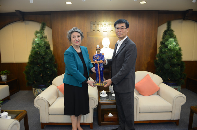 高醇芳女士向本馆赠送孙中山塑像