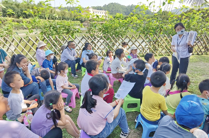 开展养蚕科学微课堂