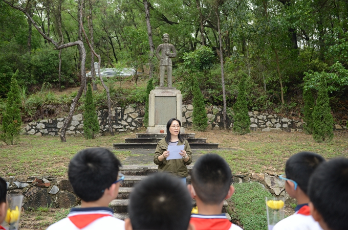 翠亨学校老师代表宣读缅怀词