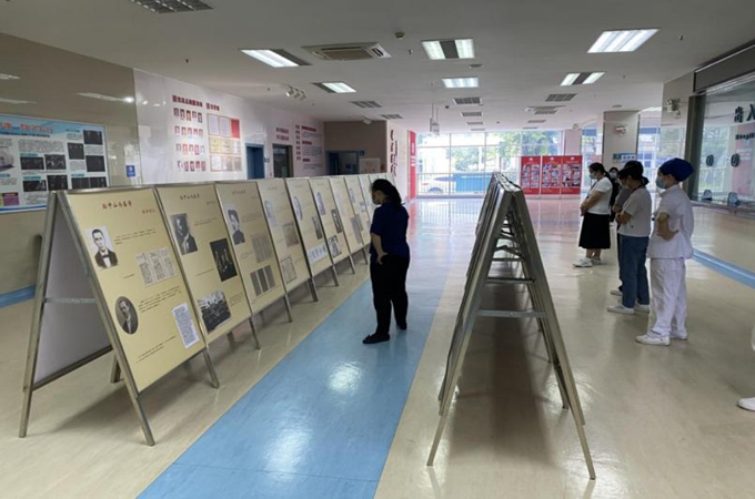 市民群众及医护人员现场参观《孙中山与医学》展览场景一