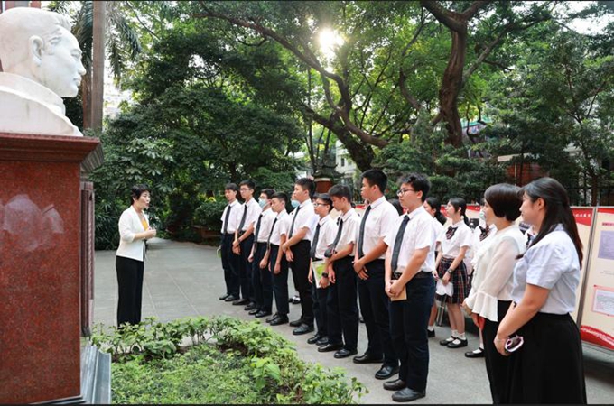 讲解员为“扬鹰班”师生导览