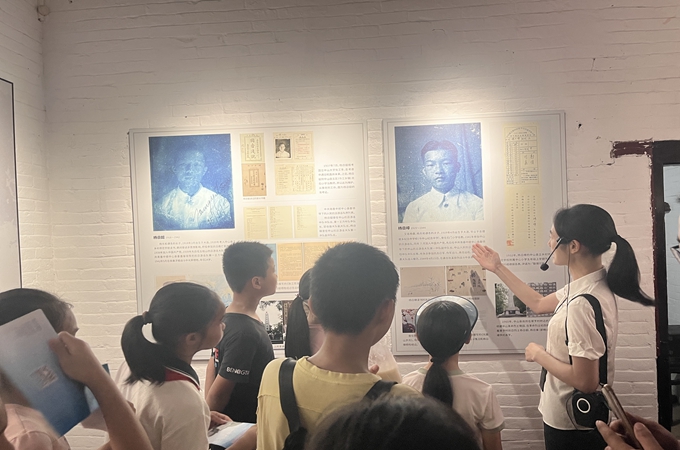 学生参观《翠亨“杨家将”——抗日烈士杨日韶、杨日暲及其家庭》展览