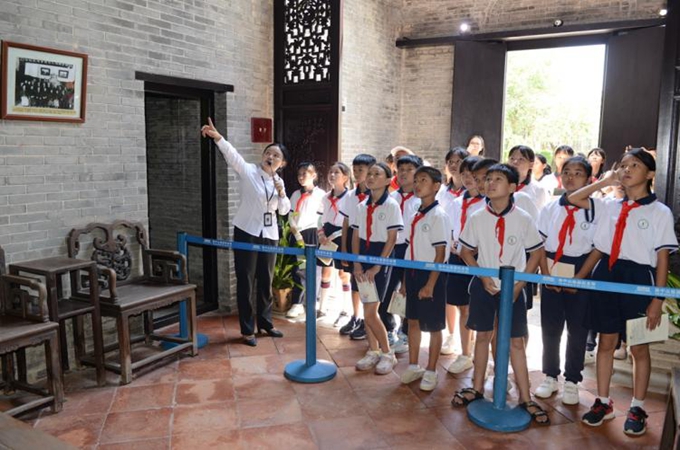 翠亨小学校の児童が楊殷の故居を見学する
