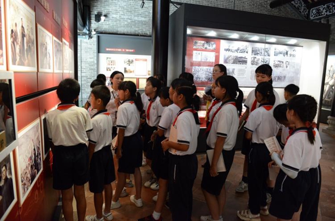 Students from Cuiheng Primary School explored the Yang Yin Memorial Exhibition.