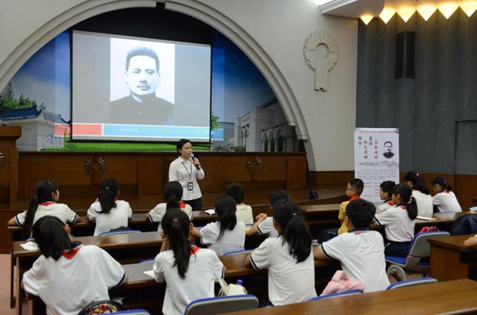Students from Cuiheng Primary School studied home letters by revolutionaries.