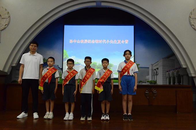 南朗街道团工委书记杨智能为学生授予“时代小先生”绶带
