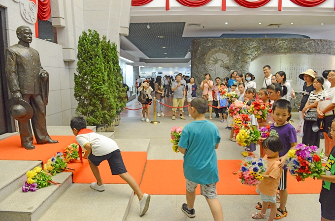 Children and parents offered flowers at the bronze statue of Dr. Sun Yat-sen.