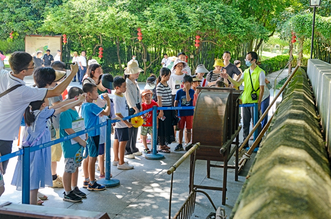 The museum narrator showed students the Farming Culture Exhibition Area. 